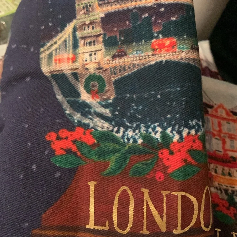 - Anthropologie travel snow globes table runner new with out tags